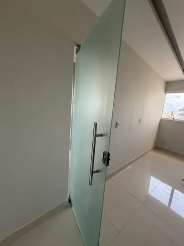 Porta de vidro, ideal para consultório. Já com efeito jateado