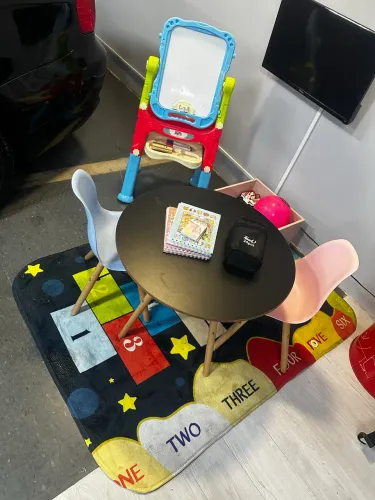 Conjunto infantil, mesinha, cadeira e tapete