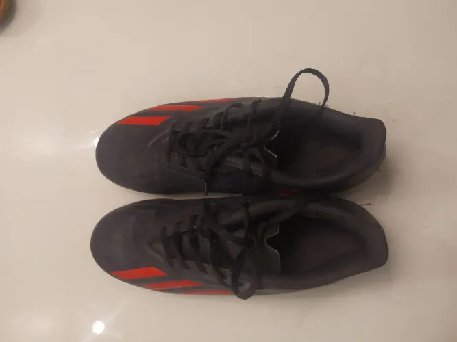 Chuteiras Adidas de futsal Cores Preta e Prata