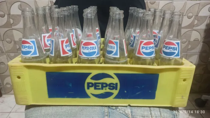 Engradado Pepsi Antigo Amarelo Com 24 Garrafas De Vidro Vintage Retrô