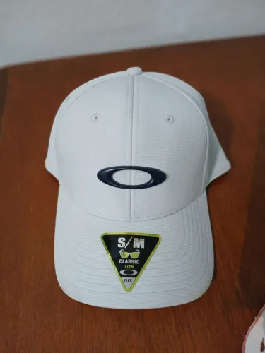 Boné Oakley Aba Curva Tincan Cor Branco Desenho do tecido Liso 