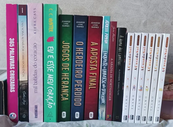Mangás e livros usados. Alguns com marcas,  Envio via correios . 