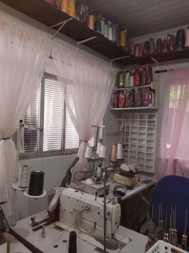 Vendo confecção com todos os materiais que precisam para trabalhar máquina de tecido