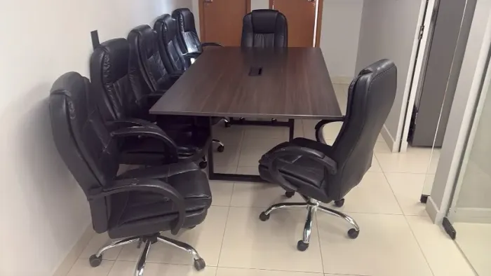 Mesa de Escritório + Jogo de Cadeiras Executivas