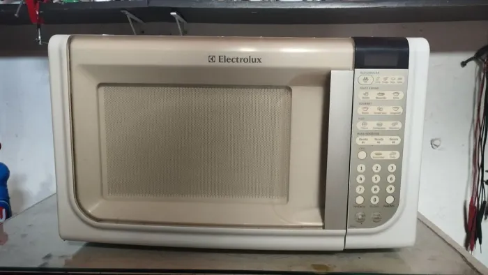 Vendo microondas Electrolux de 31 litros.