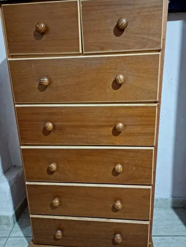 Cômoda madeira com defeito e com cupim