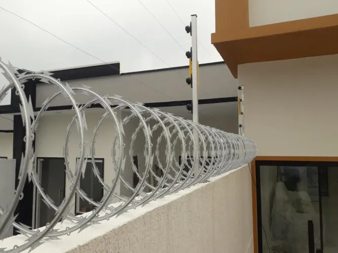 Cerca elétrica e concertina galvanizada 