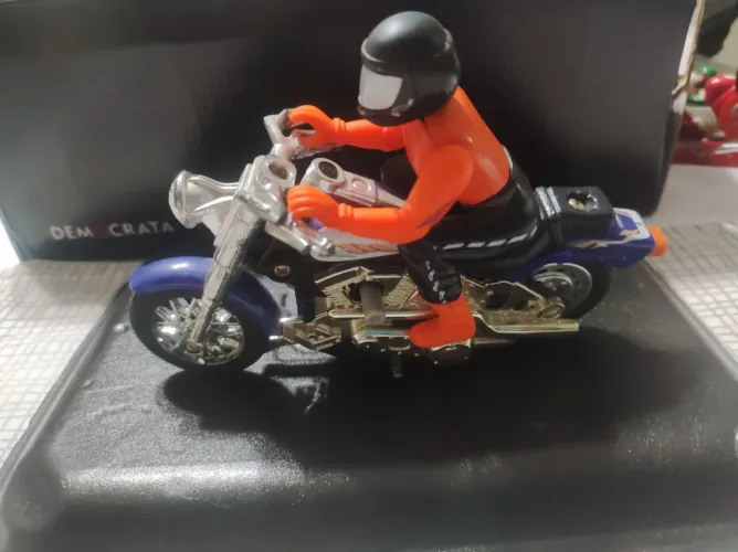 Moto de fricção Mattel