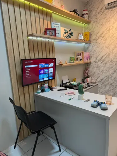 Painel com Estantes e Mesa embutidos na Parede