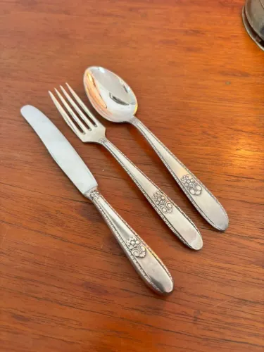 Antigos e belíssimos talheres para sobremesa, em metal banhado a prata - 03 talheres