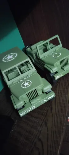 Duas miniaturas jipe militar