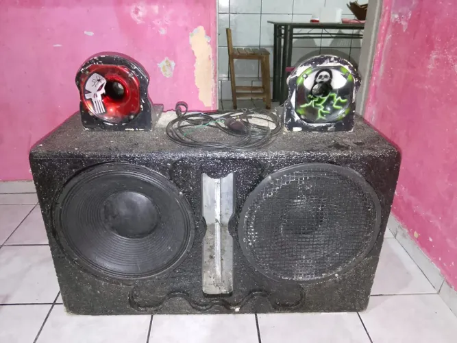 Vendo ou troco som de carro em excelente estado pegando tudo