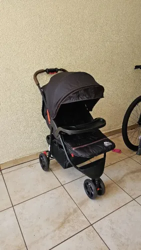 VENDE-SE CARRINHO DE BEBÊ PRATICAMENTE NOVO 