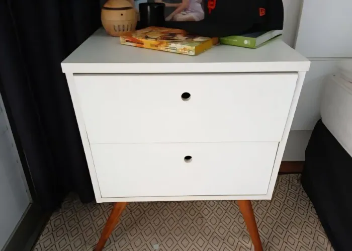Mesa de cabeceira c/ 2 gavetas em MDF branco 65 cm x 53 cm x 43 cm