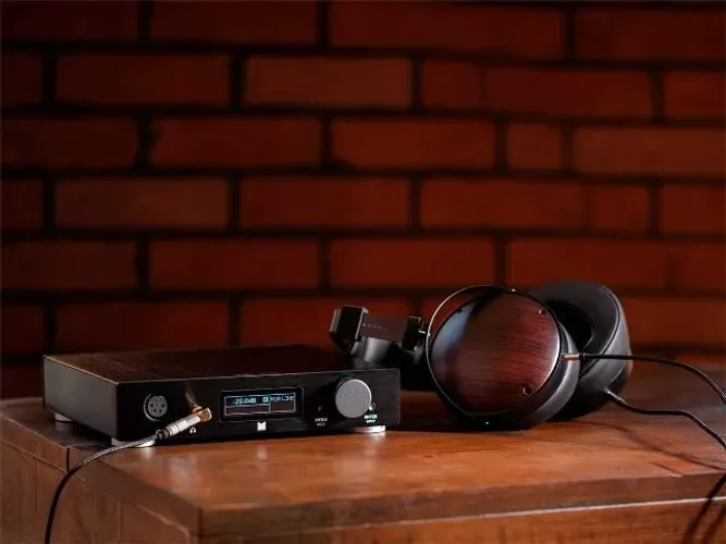Amplificador de fones de ouvido e conversor digital-analógico (DAC) de mesa Monolith