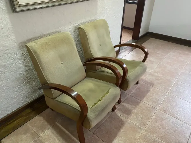 Vendo duas poltronas para restauro 100% Madeira maciça R$  150,00 as duas