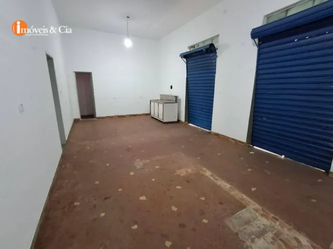 SALÃO COMERCIAL NA FRENTE COM CASA NOS FUNDOS