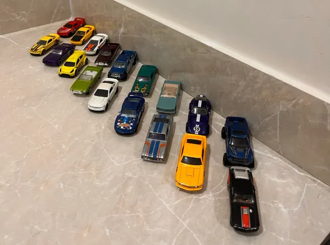 Hot Wheels Ford pack com 18 carrinhos com mustangs, Shelbys, conversíveis e caminhonetes