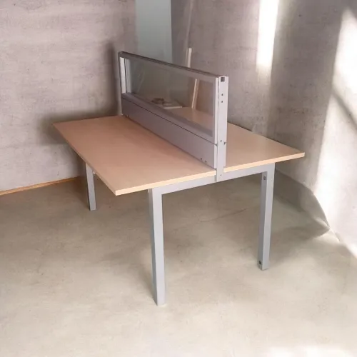 Mesa estação de trabalho com divisória de vidro! Móvel sem uso! Utilizado em show room!