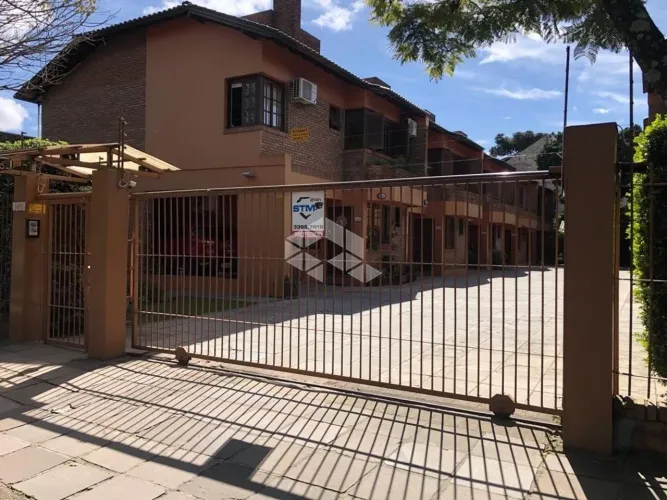 Casa em condomínio com 3 dormitórios/quartos sendo um suíte e duas vagas/box
