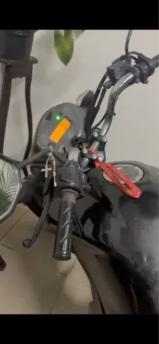 VENDO MOTO- com ipva de 2700 para pagar