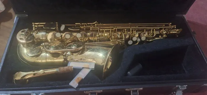 Vendo saxofone alto Eagle,mala,bolsa,talabarte