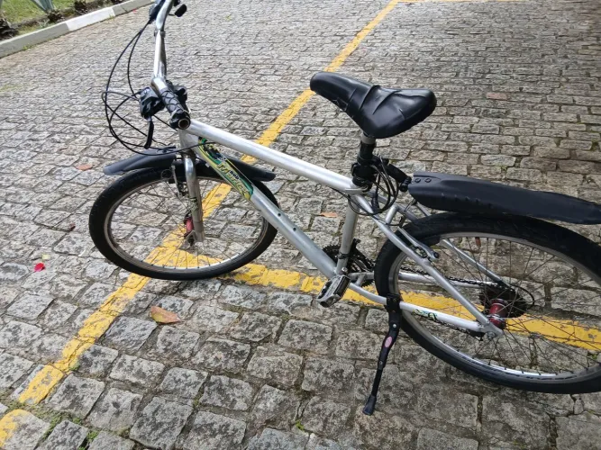 Vendo Bicicleta em alumínio e titânio.