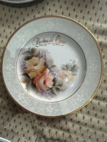 Prato floral bodas de ouro. 24cm