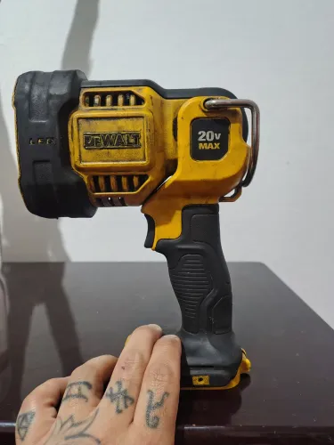 Dewalt Lanterna de LED Profissional Spotlight, Modelo DCL043, 4 LEDS Brilhantes, 2 confg.