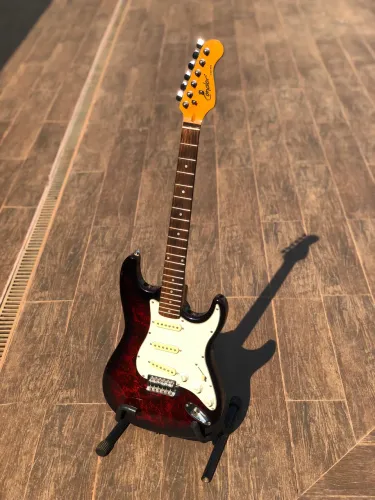 Guitarra Condor pra sair logo!