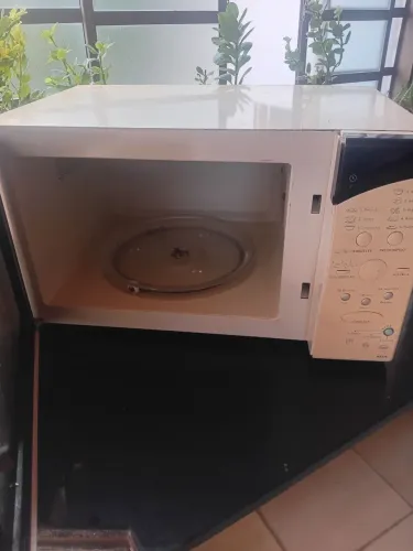 Vendo  um micro-ondas electro lux. usado   127 vots funcionando 27 litros  200 reais  