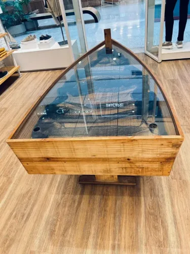 Barco de madeira com vidro