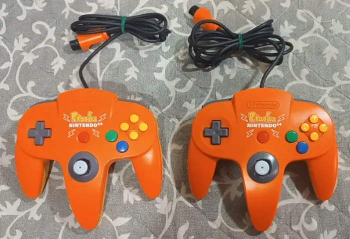 Controles Nintendo 64 Versão Pikachu - Laranja, ótimo estado. 2 unidades.
