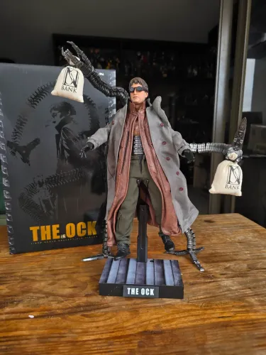DR OCTOPUS 1/6 TOYS ERA Ñ HOT TOYS