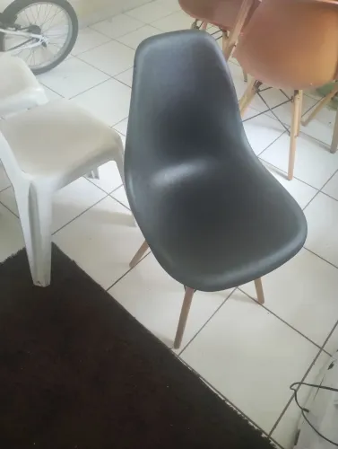 Cadeira Eiffel +2cadeiras de plástico