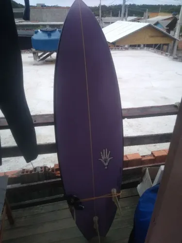 Prancha de Surf 5'10, Long Jhon Vedado, Capa viagem emborrachada, e 2 leash