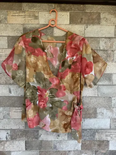Blusa transpassada com estampa floral tamanho 42