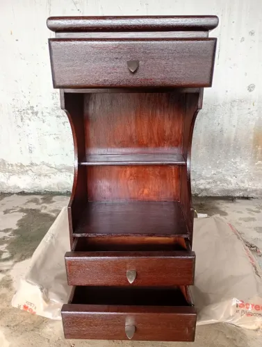Mesa com gavetas 