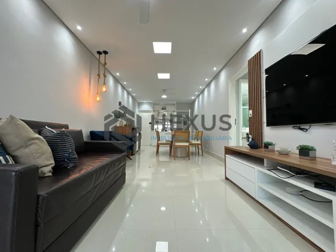 Apartamento com varanda e lazer na Praia da Enseada, Guaruja