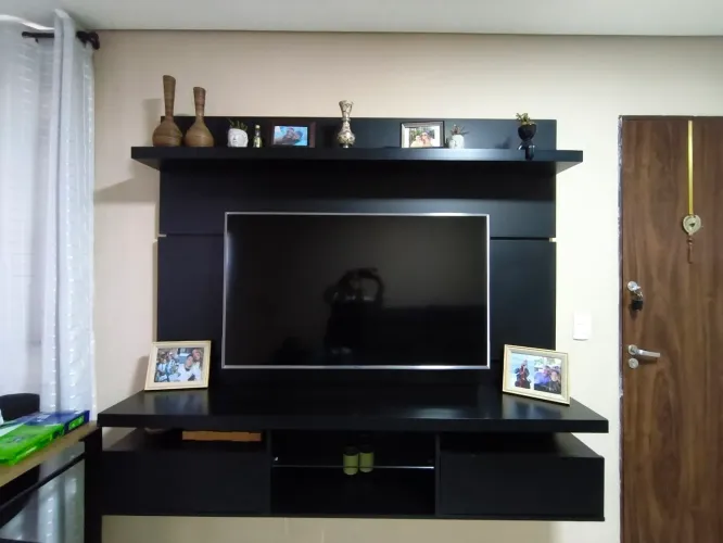 Rack preto com duas gavetas e prateleiras