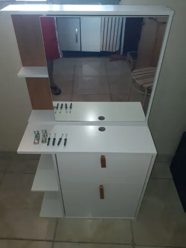 Armario para banheiro em MDF novo montado com espelho.