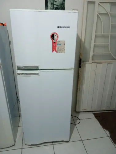 Vende-se Geladeira Continental 