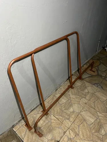 Arara de roupas e provador 