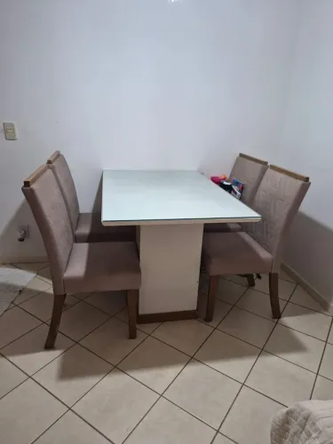 Vendo mesa com 4 cadeiras, tampo de vidro 8mm, estado de nova