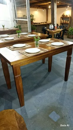 Mesa em madeira de lei