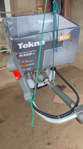 Roçadeira à gasolina semi-nova poucas horas de uso ainda está na garantia