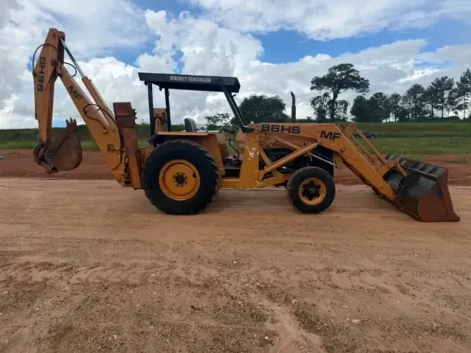 RETROESCAVADEIRA MASSEY FERGUSON