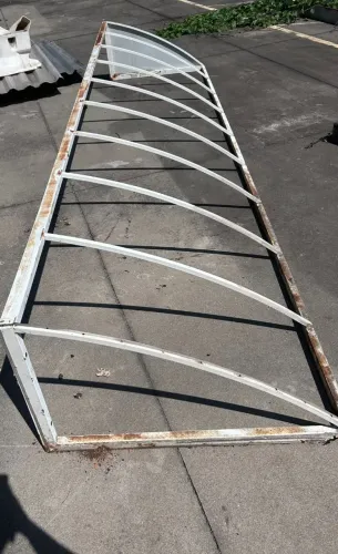Estrutura de toldo em bom estado, medindo 4,50m x 1,20m. Temos outros tamanhos.