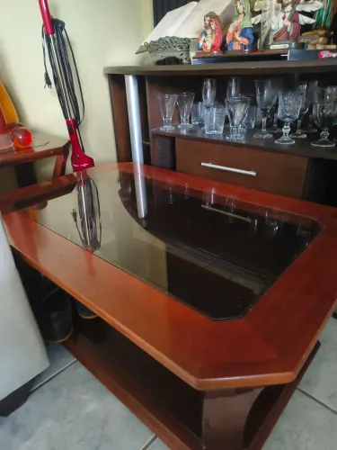 Vende-se mesa da canto mais centro, ambos em madeira e vidro.