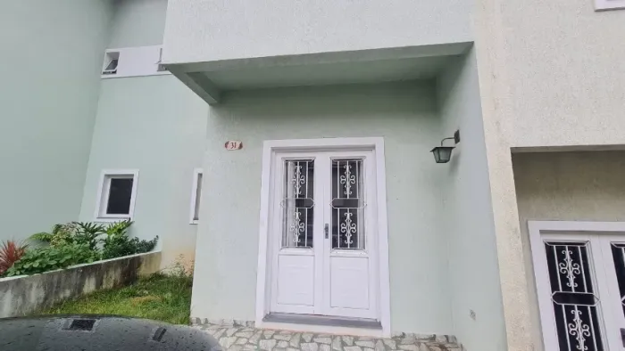 Aluga casa de condomínio , Granja Viana 2 quartos sendo 1 suite